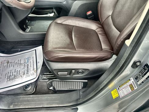 Used 2023 Toyota Sienna Platinum FWD image 18