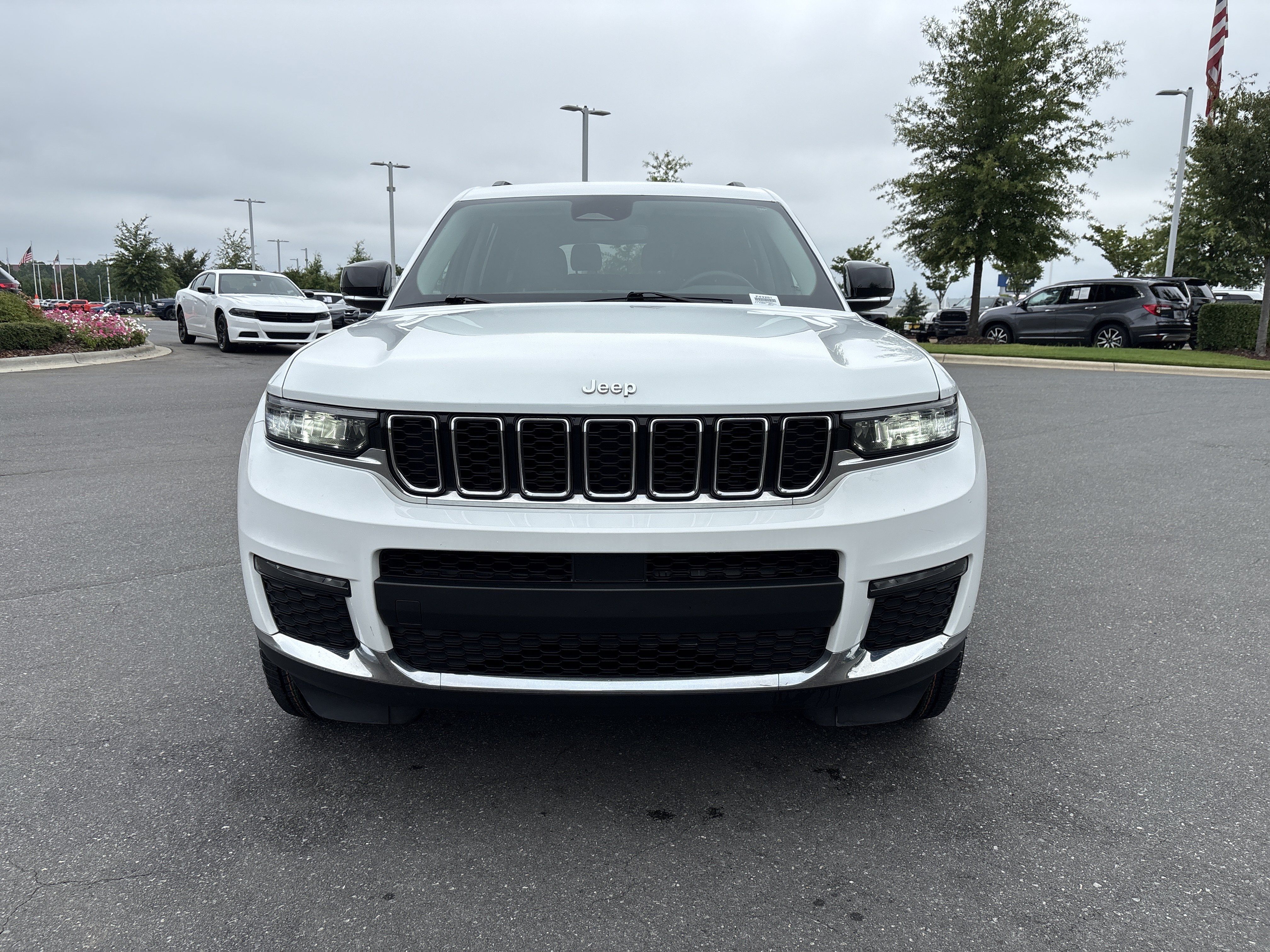 Used 2022 Jeep Grand Cherokee L Limited AWD/4WD image 3