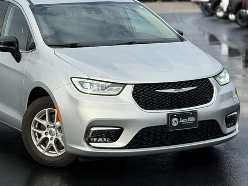 Used 2024 Chrysler Pacifica Touring-L image 5