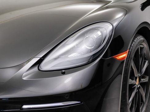 Used 2018 Porsche 718 Cayman RWD image 13