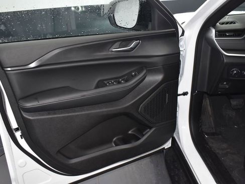 New 2025 Jeep Grand Cherokee Altitude image 12