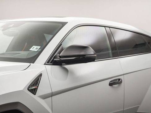 Used 2025 Lamborghini Urus SE image 12