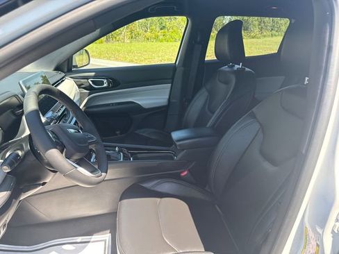 Used 2025 Jeep Compass Limited AWD/4WD image 4