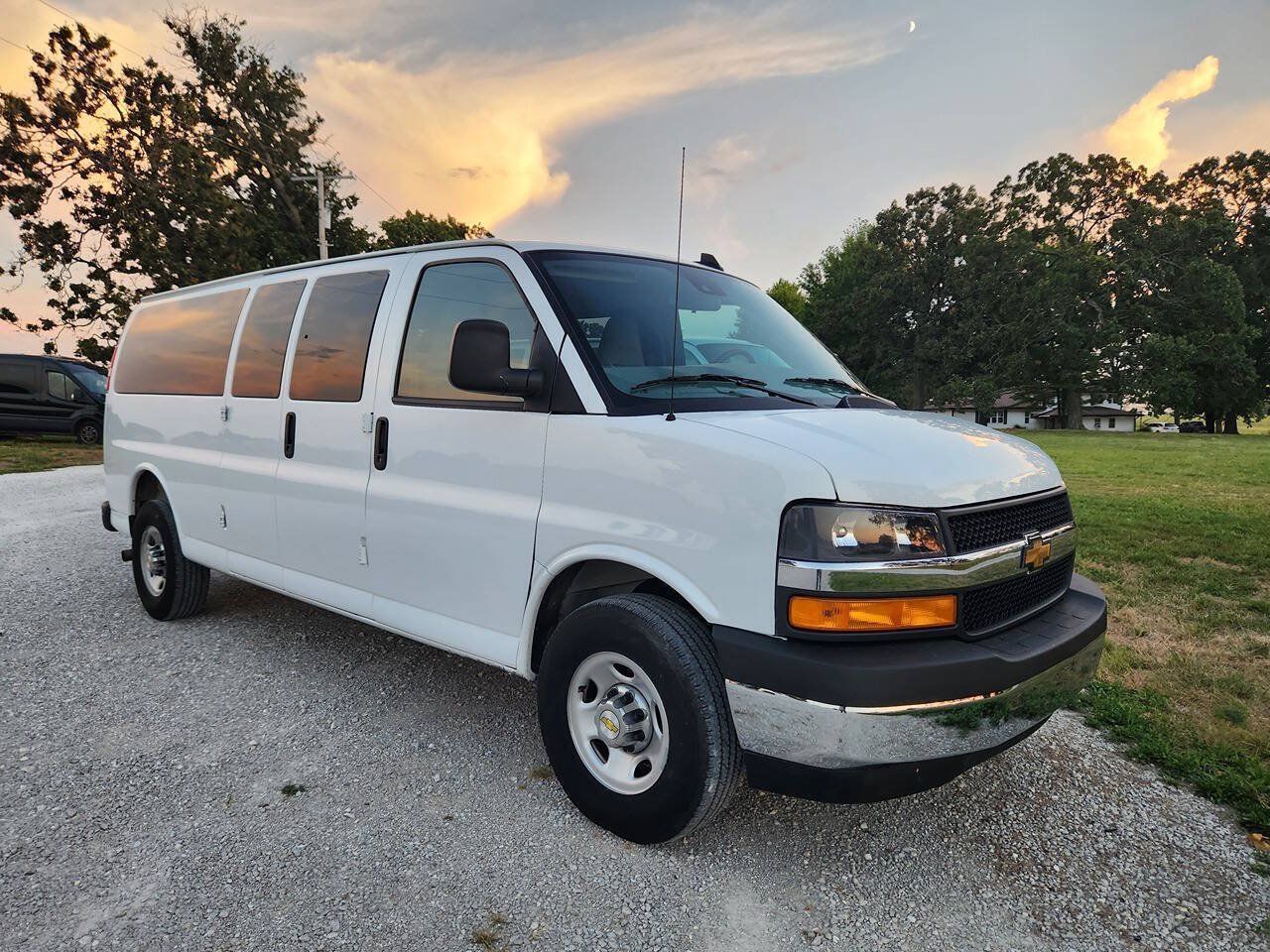 Used 2025 Chevrolet Express 3500 LT w/ LT Preferred Equipment Group RWD image 3