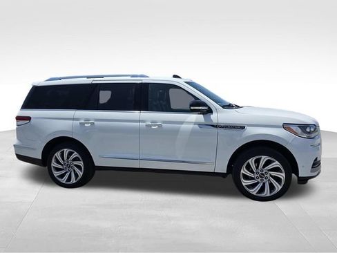 Certified 2022 Lincoln Navigator Reserve RWD image 2