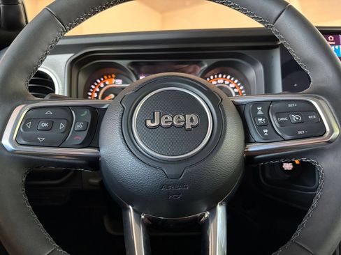 Used 2025 Jeep Wrangler Unlimited Sahara AWD/4WD image 28