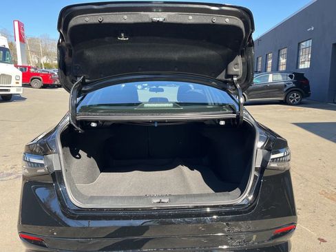 New 2026 Nissan Sentra SR w/ Floor Mat Package FWD image 32