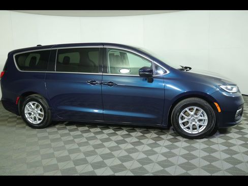 Used 2023 Chrysler Pacifica Touring-L image 5
