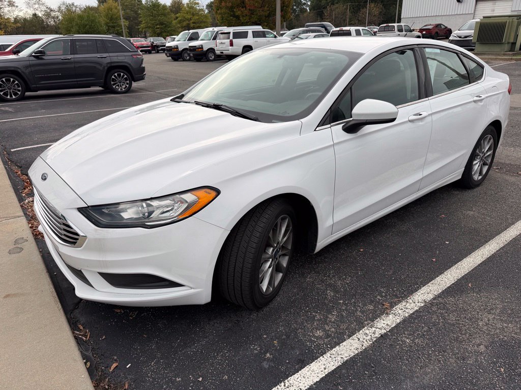 Used 2017 Ford Fusion SE FWD image 3