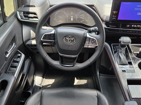 Certified 2025 Toyota Sienna XSE FWD image 5