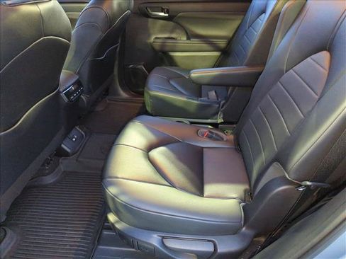Used 2023 Toyota Highlander XLE FWD image 19