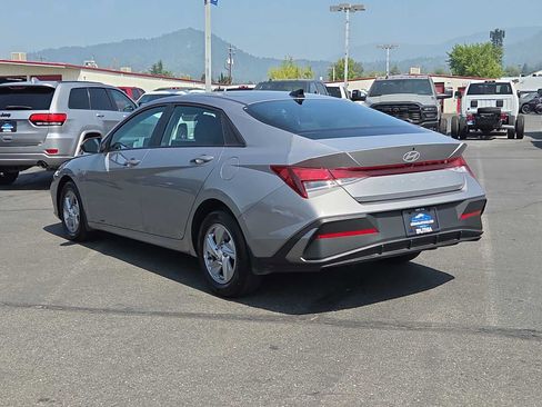 Used 2025 Hyundai Elantra SE FWD image 12