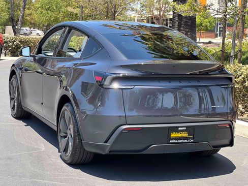 Used 2026 Tesla Model Y Long Range AWD/4WD image 2