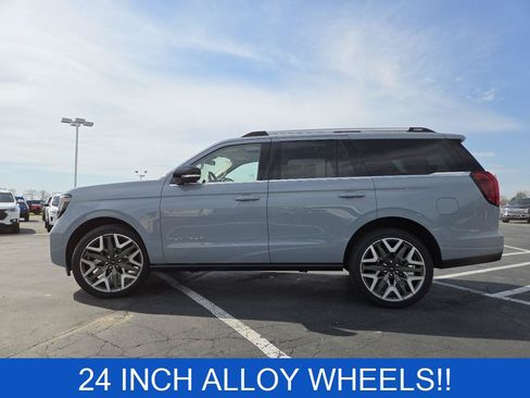 Used 2025 Ford Expedition Platinum w/ Platinum Ultimate Package AWD/4WD image 17