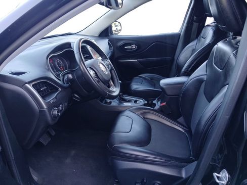 Used 2019 Jeep Cherokee Latitude Plus w/ Comfort/Convenience Group AWD/4WD image 19