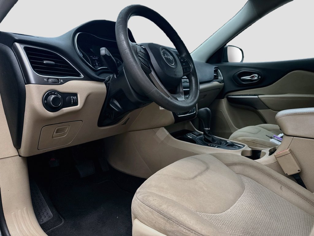 Used 2020 Jeep Cherokee Latitude FWD image 10