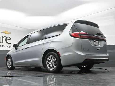 Used 2023 Chrysler Pacifica Touring-L FWD image 5