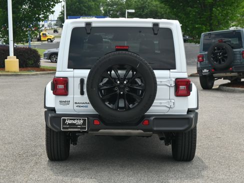 Used 2025 Jeep Wrangler Unlimited Sahara AWD/4WD image 8