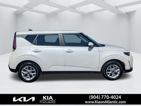 Used 2025 Kia Soul LX w/ LX Technology Package FWD image 2
