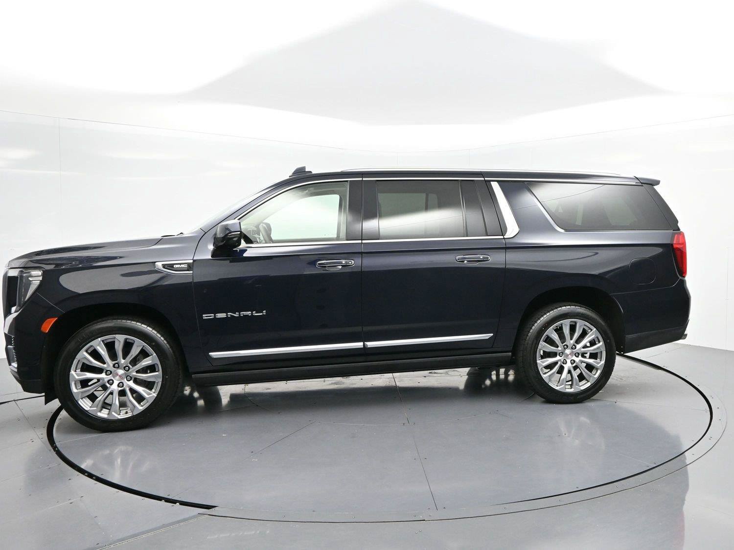 Used 2023 GMC Yukon XL Denali AWD/4WD image 4