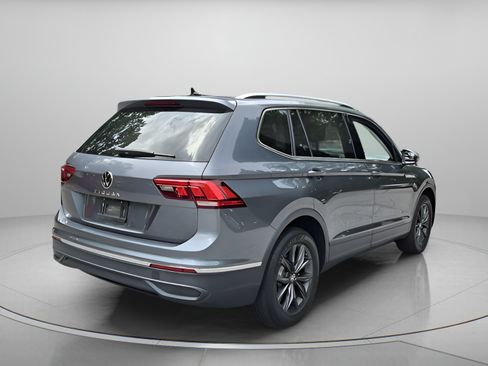 Used 2023 Volkswagen Tiguan SE w/ Panoramic Sunroof Package FWD image 5