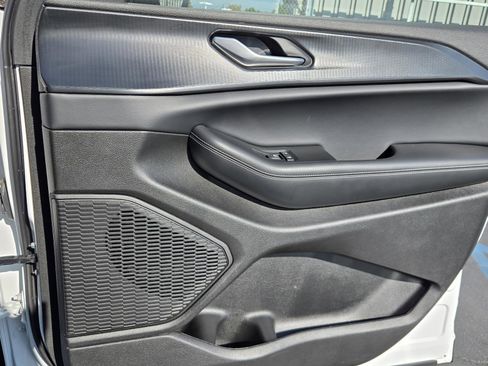 Used 2025 Jeep Grand Cherokee Laredo X image 33