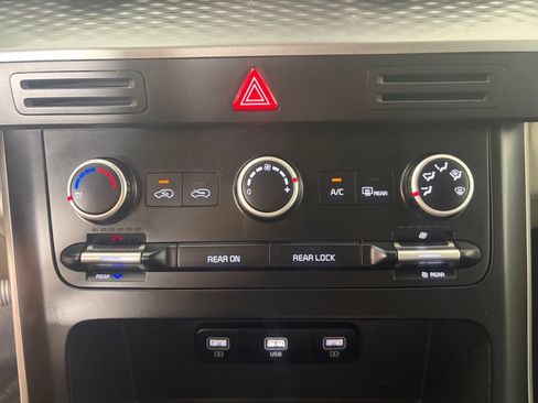 Used 2023 Kia Carnival LX FWD image 6