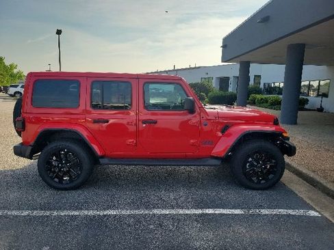 Used 2025 Jeep Wrangler Unlimited Sahara AWD/4WD image 1