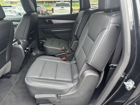 Used 2025 Buick Enclave Preferred AWD/4WD image 13