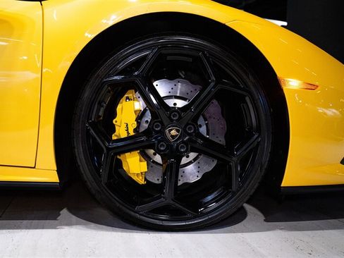 Used 2021 Lamborghini Huracan EVO RWD image 15
