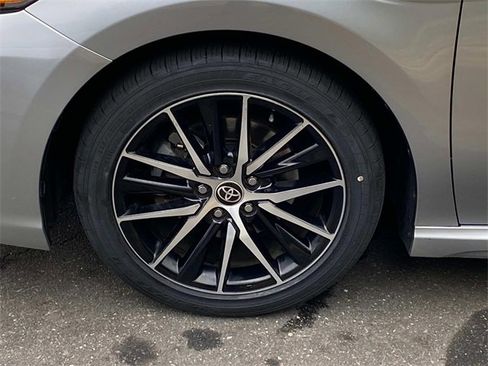 Used 2021 Toyota Camry SE image 6