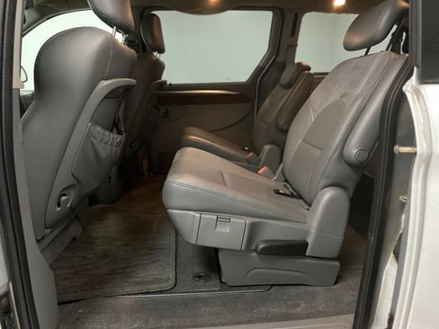 Used 2005 Chrysler Town & Country Limited FWD image 20