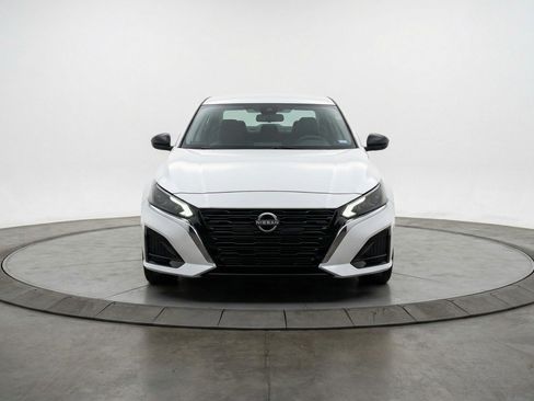 Used 2025 Nissan Altima 2.5 SV FWD image 2