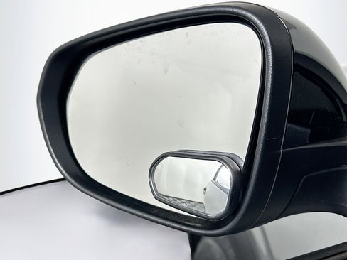 Used 2024 Chevrolet Trax RS w/ Sunroof Package FWD image 16