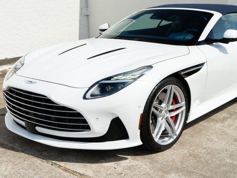 Used 2025 Aston Martin DB12 Convertible RWD image 19