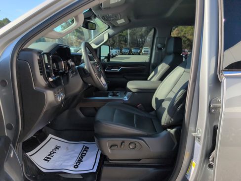 Used 2025 GMC Sierra 2500 SLT w/ SLT Premium Package image 17