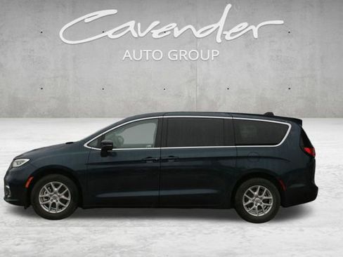 Used 2023 Chrysler Pacifica Touring-L image 4