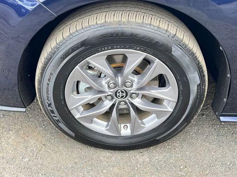 Used 2025 Toyota Sienna XLE image 32