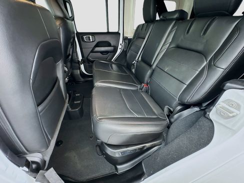 Used 2023 Jeep Wrangler Unlimited Sahara AWD/4WD image 15