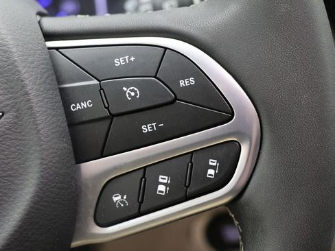 Used 2023 Chrysler Pacifica Touring-L image 19