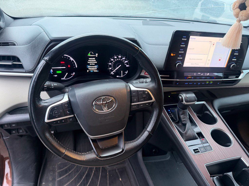 Used 2022 Toyota Sienna XLE w/ XLE Plus Package FWD image 5