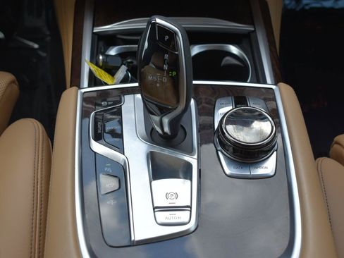 Used 2019 BMW 750i w/ Executive Package RWD image 23