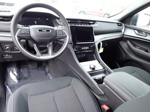 New 2025 Jeep Grand Cherokee Laredo image 14