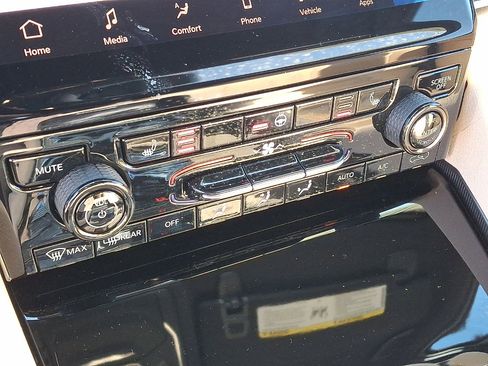 Certified 2024 Jeep Grand Cherokee Limited image 19