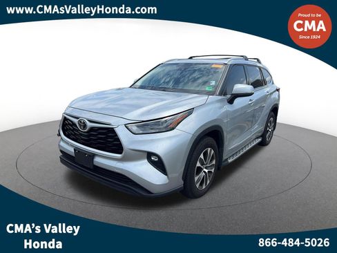 Used 2022 Toyota Highlander XLE AWD/4WD image 1