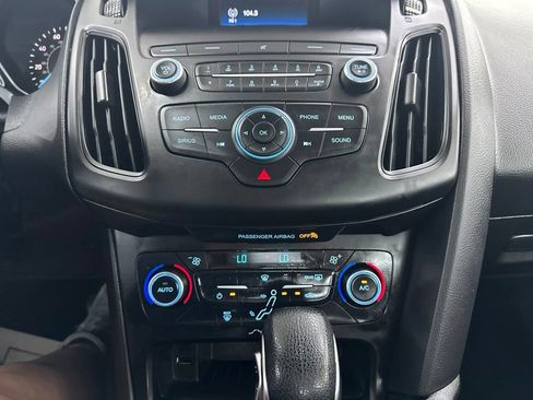 Used 2018 Ford Focus SE w/ SE Appearance Package FWD image 47