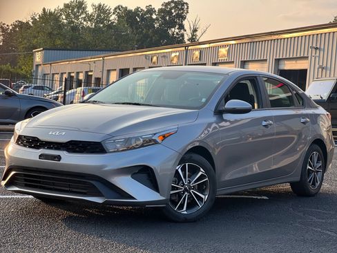 Used 2023 Kia Forte LXS w/ LXS Technology Package FWD image 2