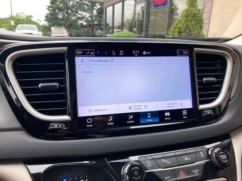 Used 2023 Chrysler Pacifica Touring-L FWD image 29