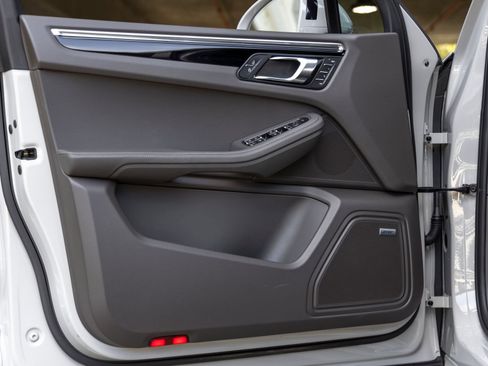 Certified 2025 Porsche Macan AWD/4WD image 21