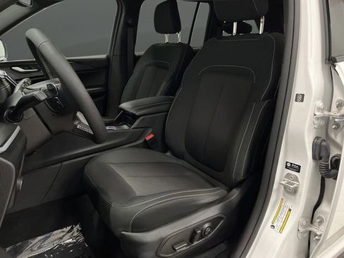 Used 2024 Jeep Grand Cherokee Laredo image 4